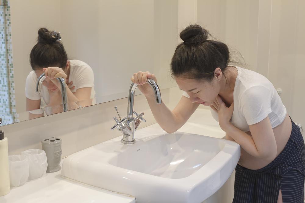 bà bầu bị hôi miệng do ốm nghén