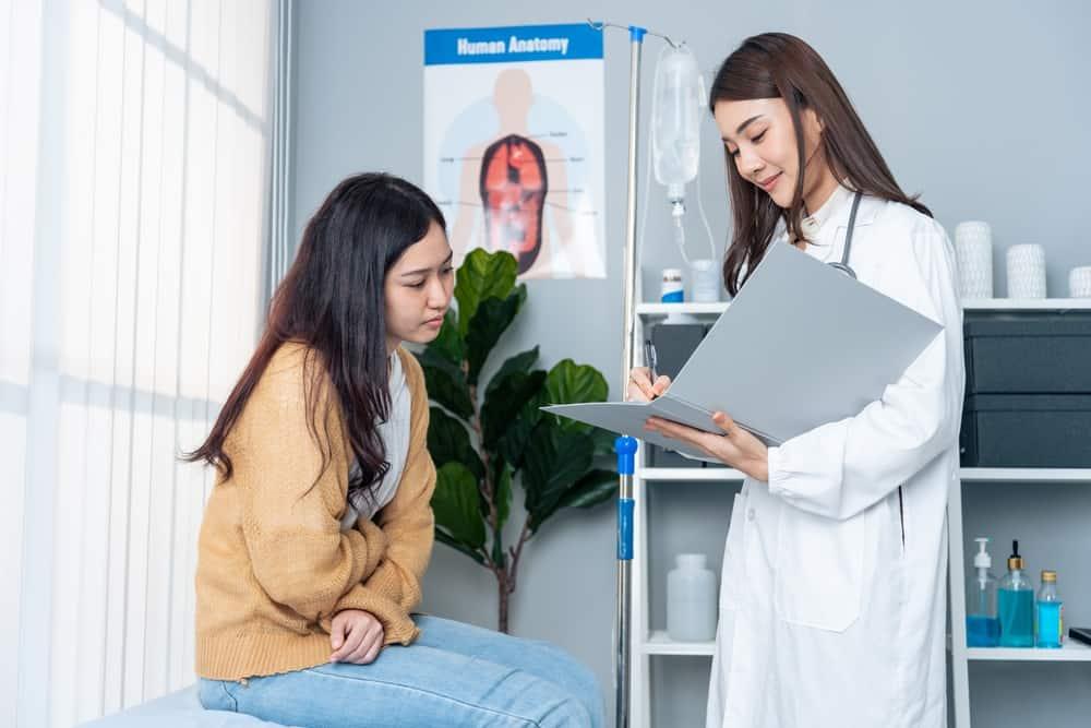 Ra máu bất thường trước hoặc sau chu kỳ kinh nguyệt