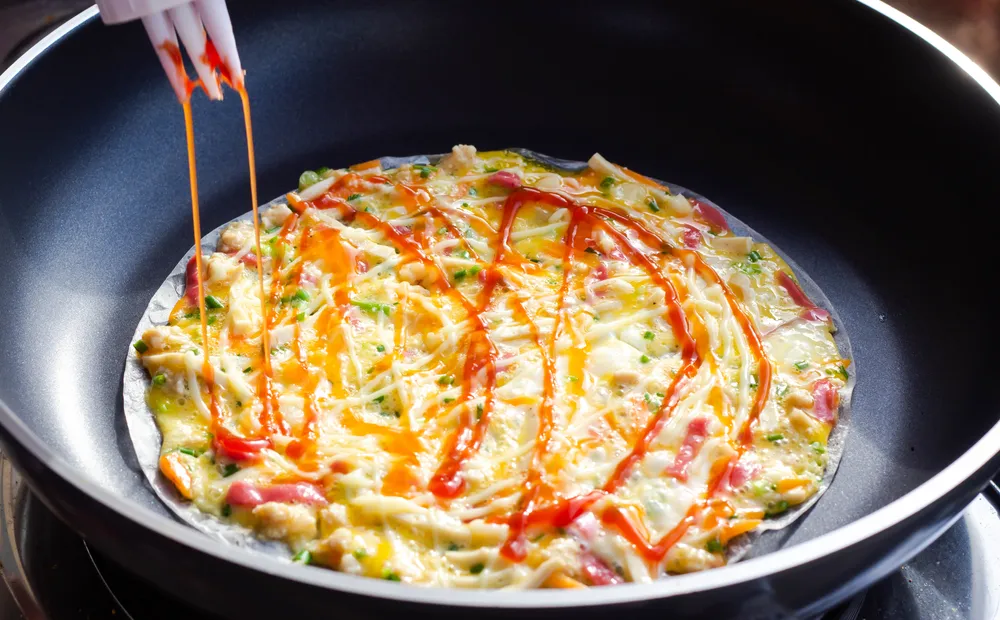 <div class="unique-content"><div class="insert-content-container content-recommendation"><div class="title"><h3>"Mẹo:"</h3></div><div class="content"> Bạn nên chọn mua bánh tráng có độ mềm dẻo và độ dày vừa phải, tránh mua bánh tráng quá dày sẽ khiến món bánh tráng nướng không ngon. </div></div></div> Hướng dẫn cách làm bánh tráng nướng bằng chảo chống dính