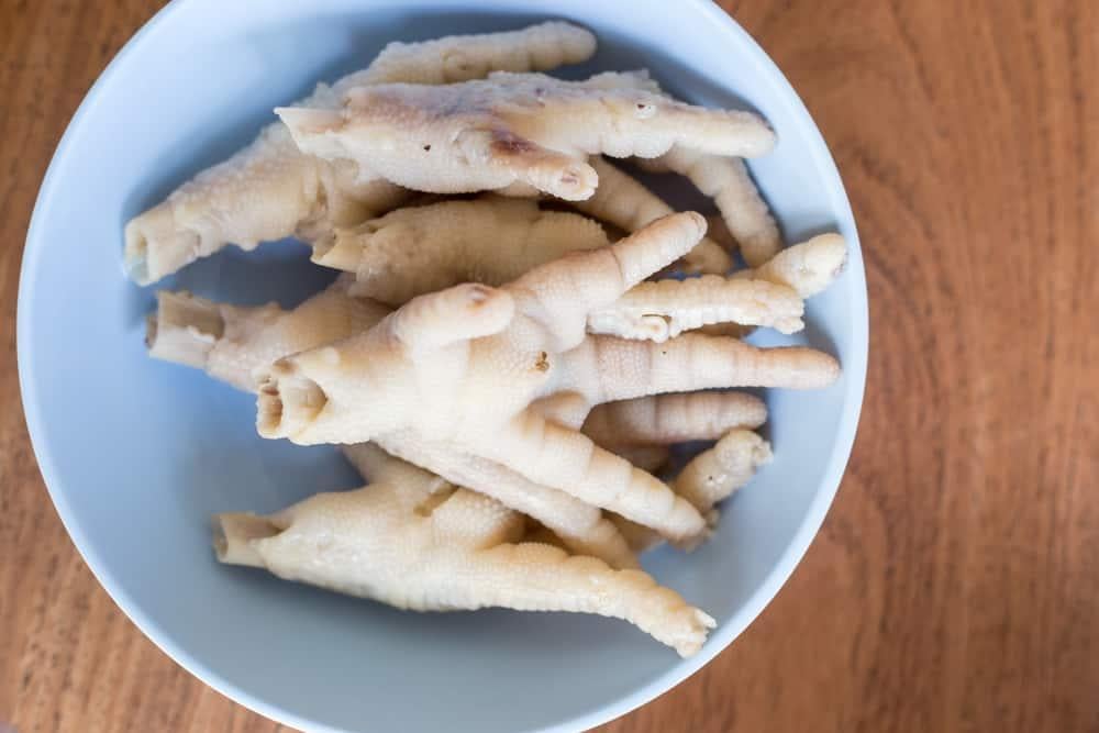 cách làm chân gà sả tắc: luộc chân gà