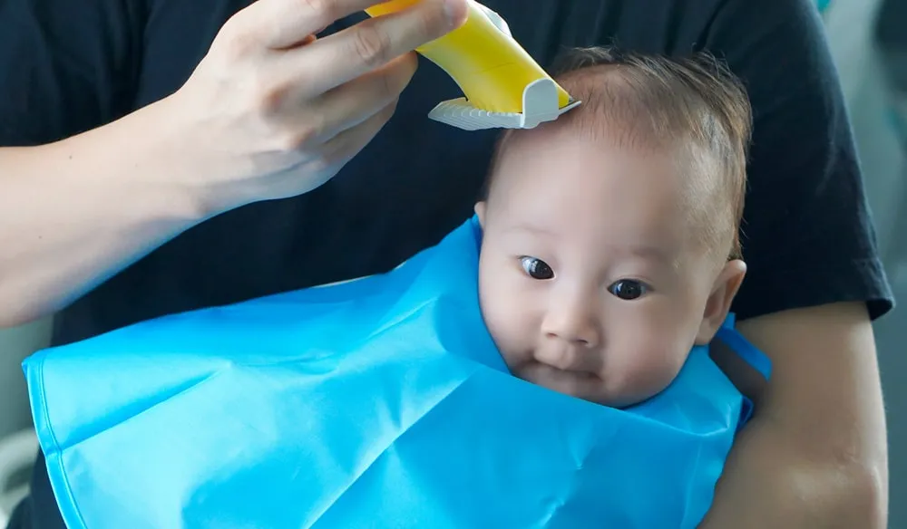 Có nên cắt tóc máu cho bé hay không?
