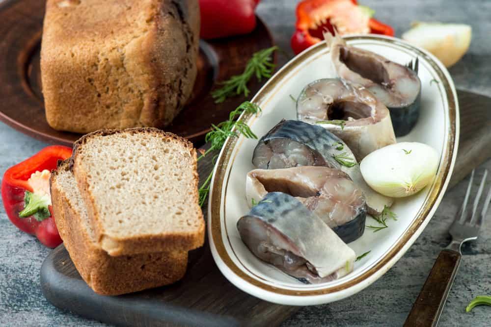 Cháo bánh mì cho bé với cá thu