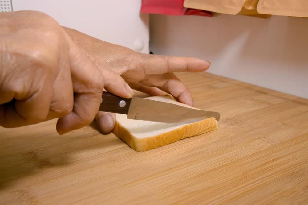 cháo bánh mì cho bé: sơ chế bánh mì