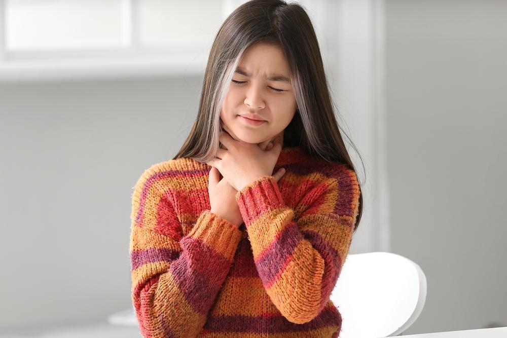 dấu hiệu trẻ bị viêm phế quản: đau họng