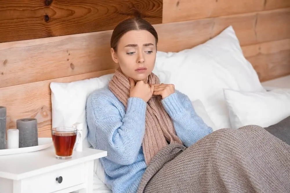 Nghỉ ngơi, uống nhiều nước khi bị ho tức ngực