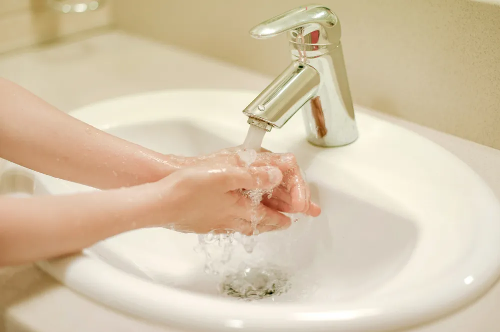 Rửa tay, giữ vệ sinh để phòng ngừa ho tức ngực