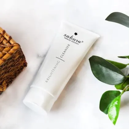 Sữa rửa mặt sáng da - Sakura