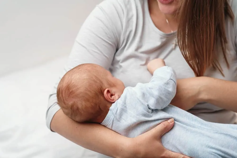 cách cho con bú nằm