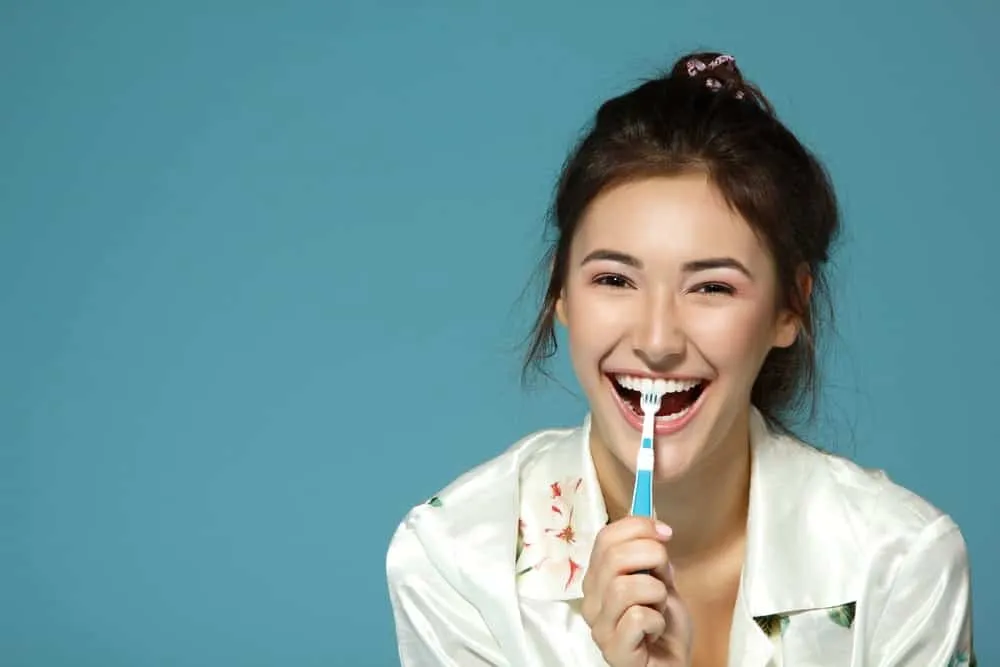 cách chải răng đúng cách: chải răng mặt trong