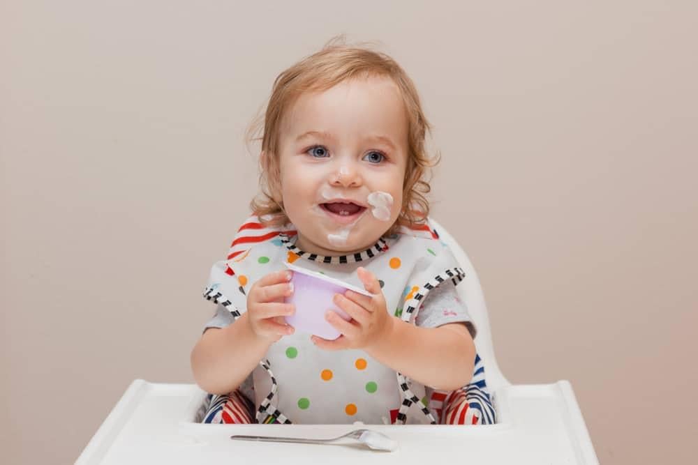 có nên cho bé ăn sữa chua hàng ngày