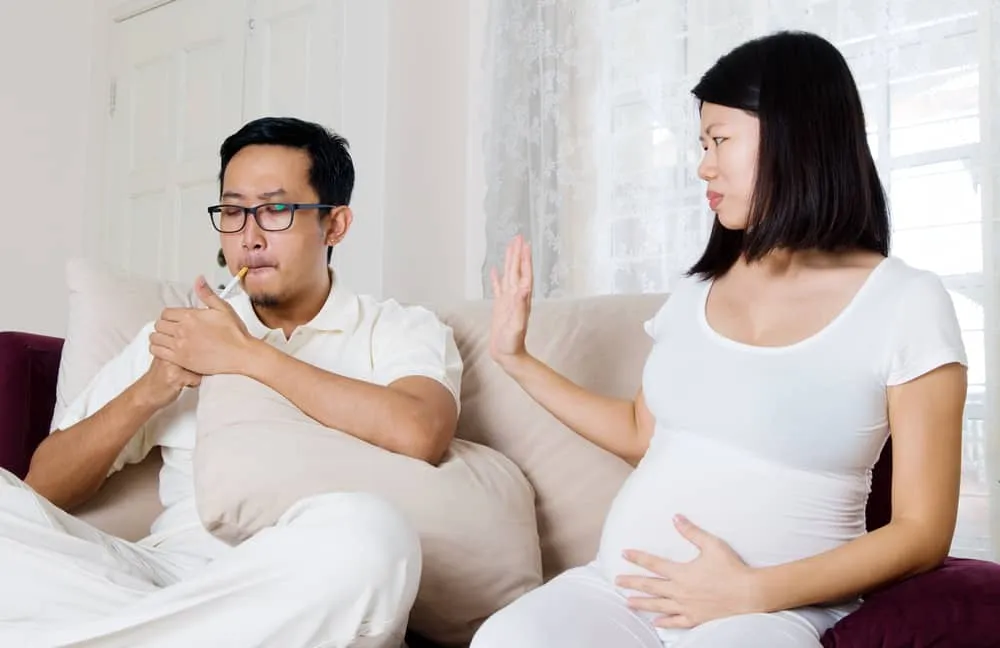 mẹ bầu hít phải khói thuốc lá