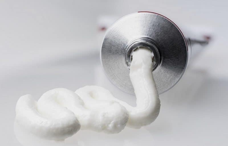 thuốc bôi viêm da dị ứng ở mặt