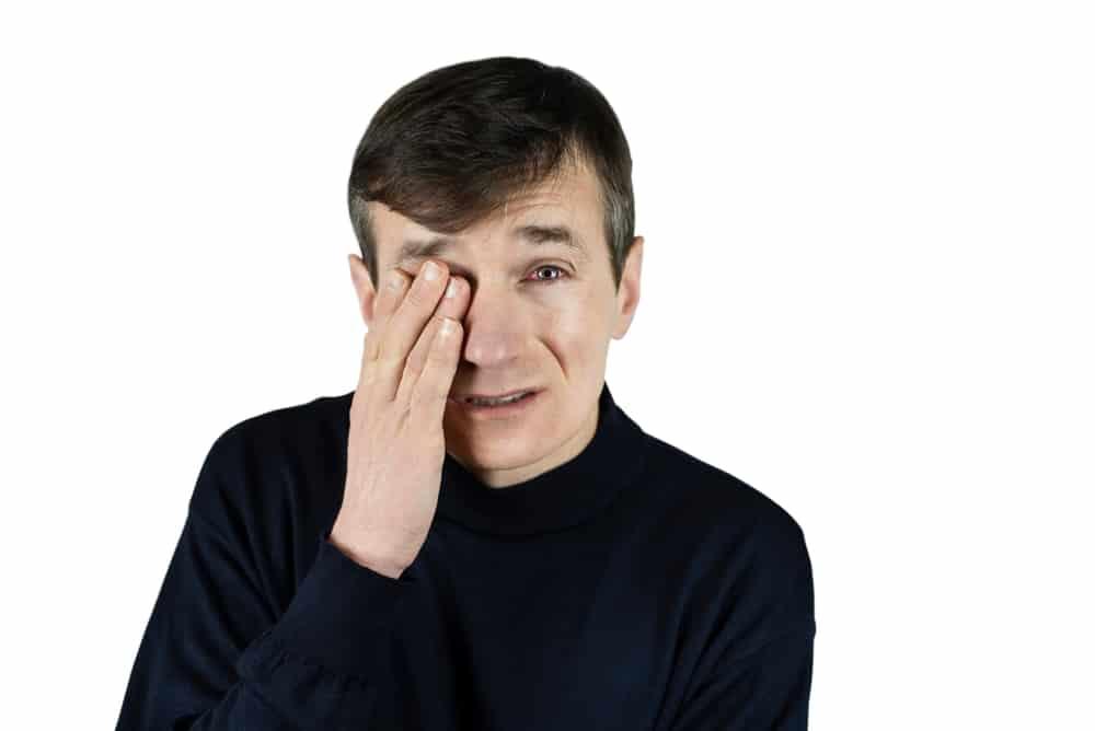 mắt bị đỏ 1 bên nhưng không đau khi nào cần đi khám