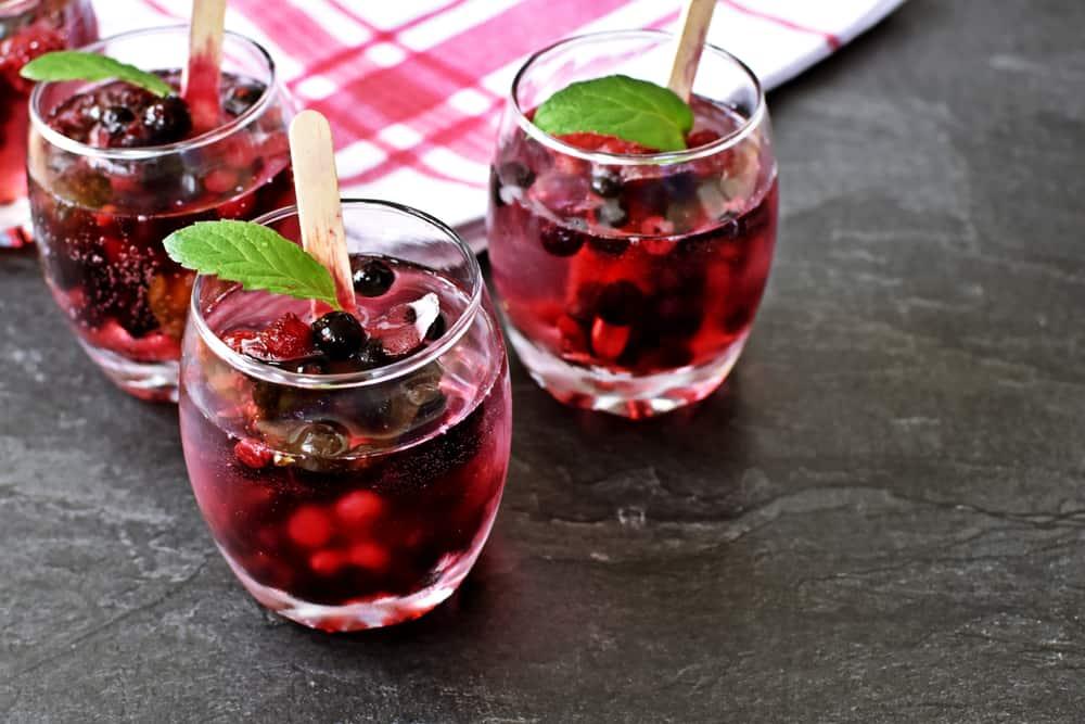 trà trái cây nhiệt đới với mứt hoa quả