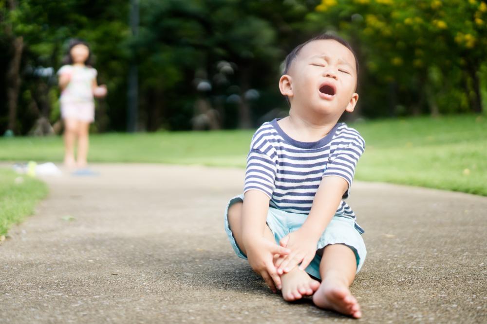 trẻ bị rắn cắn nên làm gì