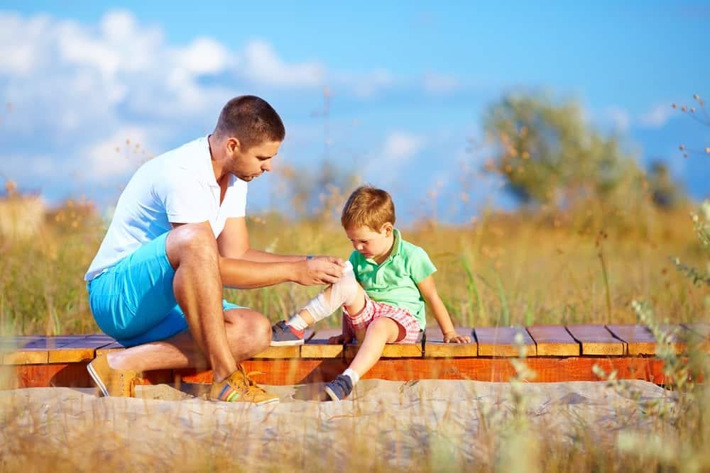 trẻ bị rắn cắn nên làm gì