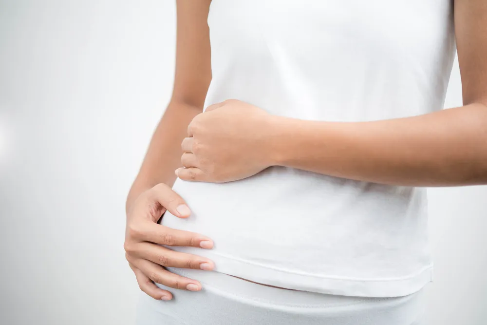 đau hông phải phải làm sao