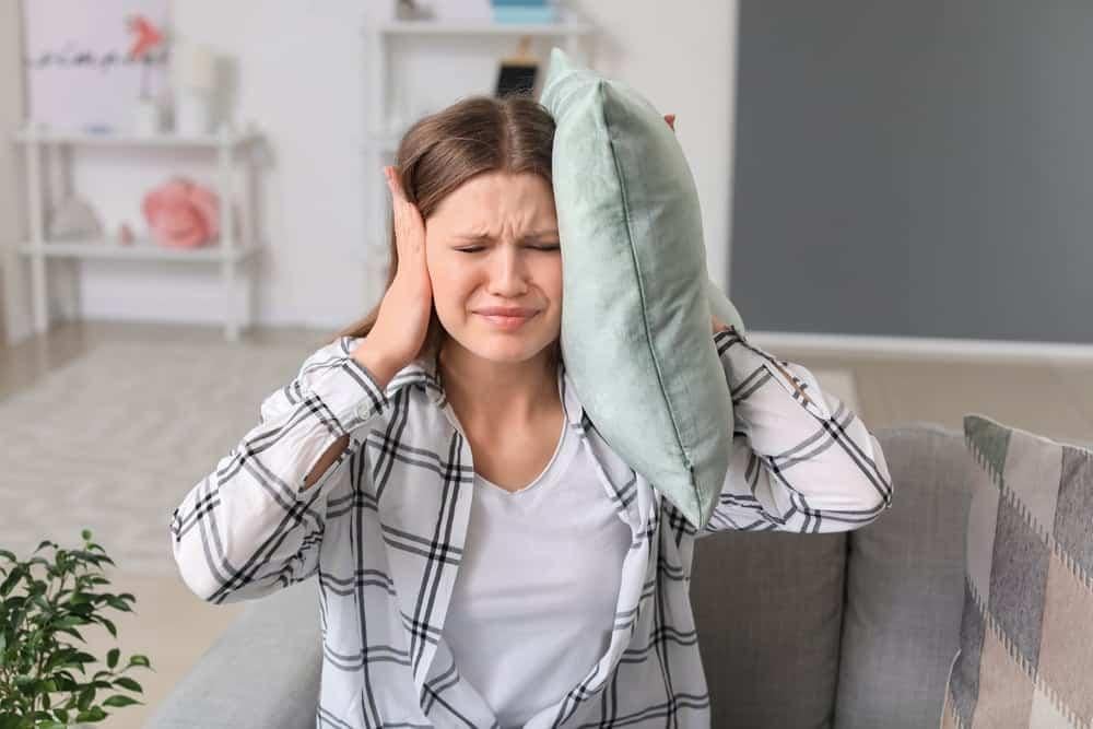 Nhiều người thường thắc mắc sáng ngủ dậy bị ù tai là bệnh gì?