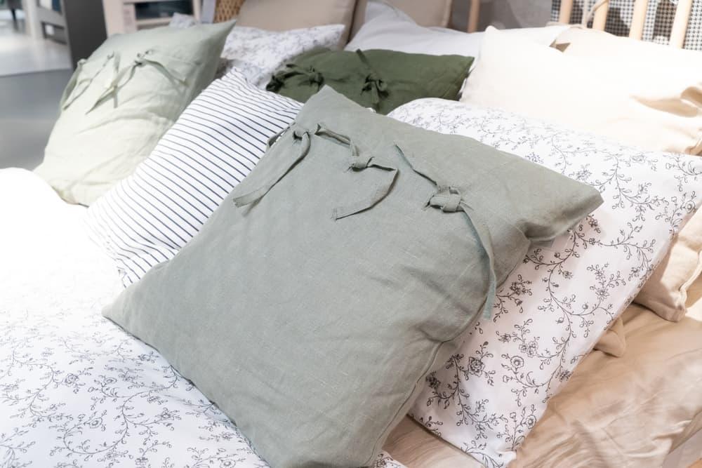 cách tái chế quần áo cũ thành gối tựa lưng