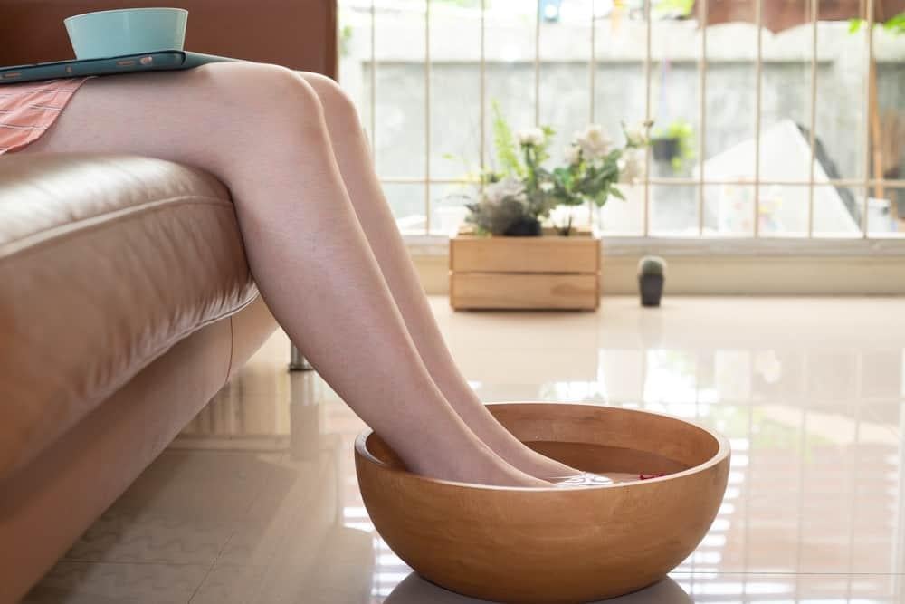 chữa đau khớp gối bằng gừng ngâm chân