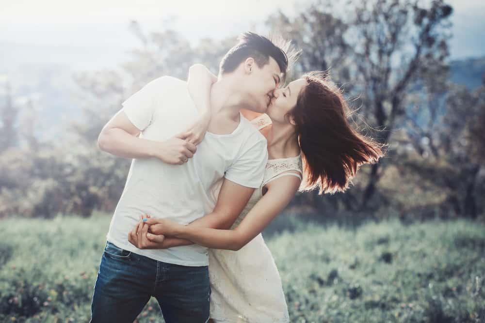 Niềng răng có hôn được không? Được nếu hôn từ tốn và nhẹ nhàng