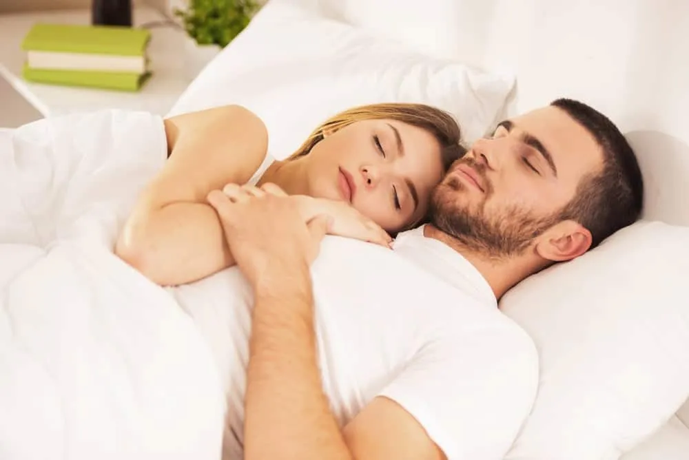 Tư thế ôm tựa đầu vào vai