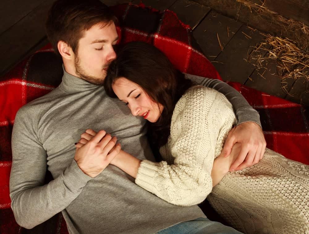 Tư thế ôm và nắm tay