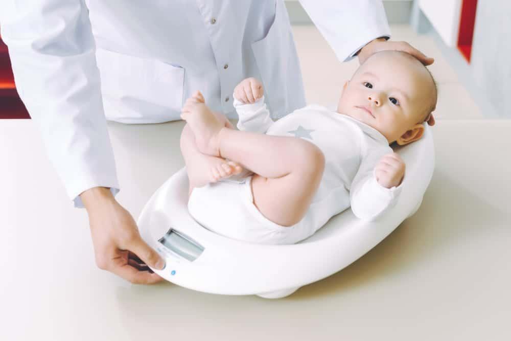 cách đổi sữa cho bé: căn cứ vào dấu hiệu