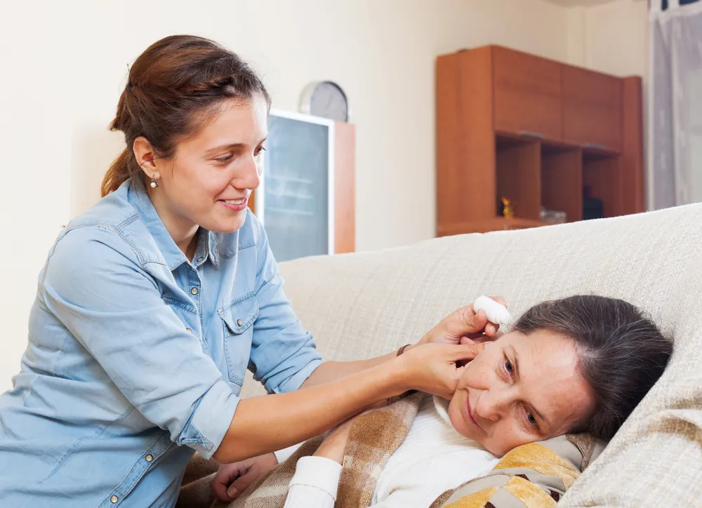 Cách lấy ráy tai khô cứng bằng thuốc nhỏ tai