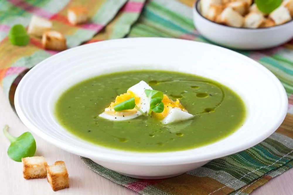 Cháo súp lơ xanh cho bé với trứng gà