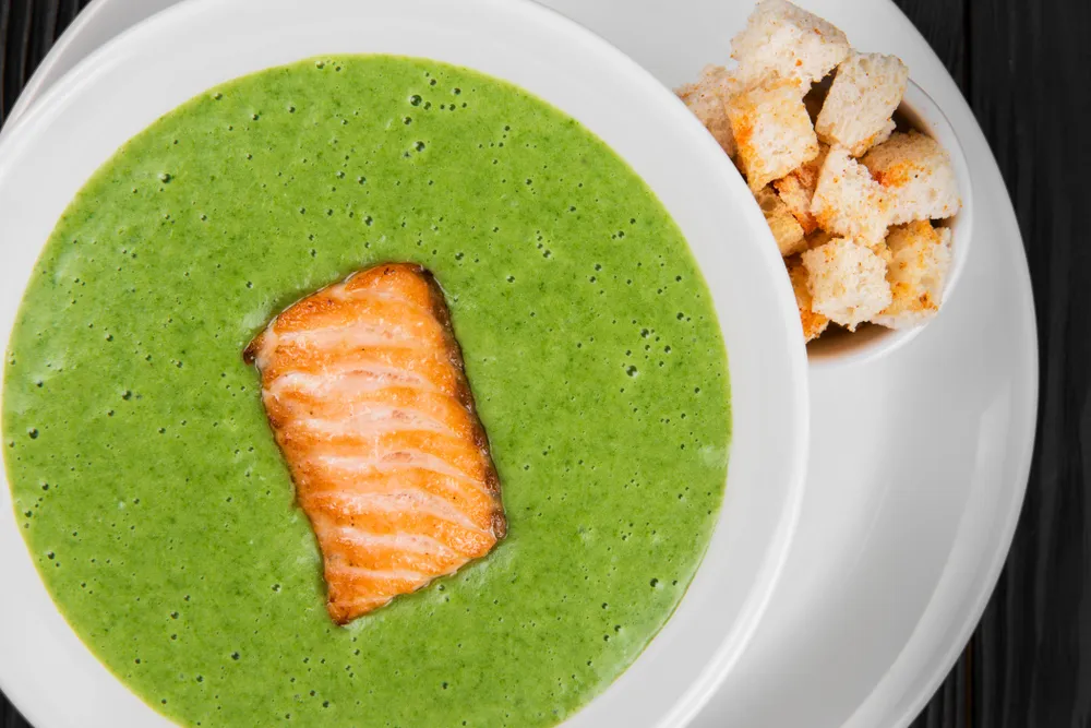 Cháo súp lơ xanh cho bé với cá hồi