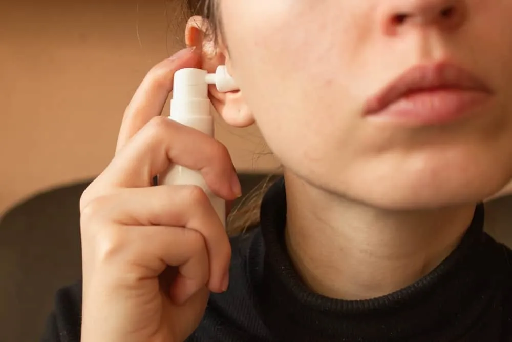 lấy ráy tai bị chảy máu có sao không