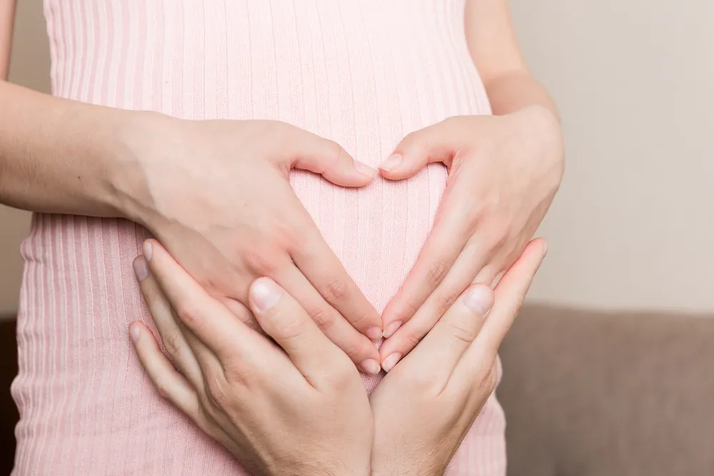 sờ bụng biết có thai