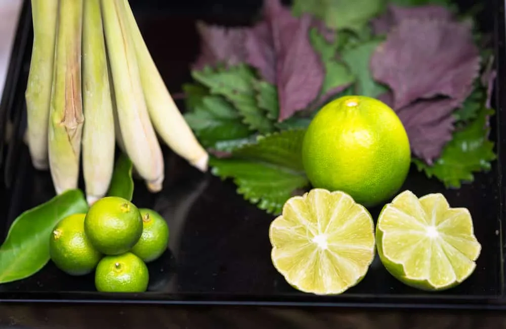 Xông mặt bằng lá tía tô, chanh và sả