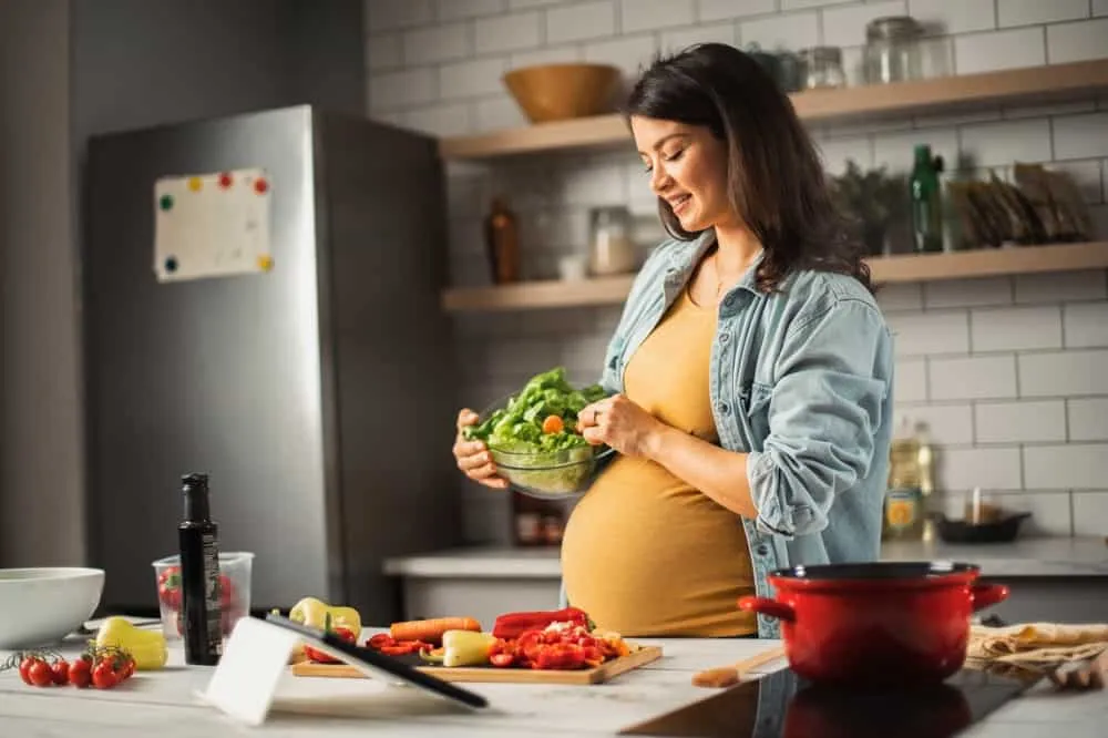 rau lá màu xanh đậm: thực phẩm giàu canxi cho mẹ bầu