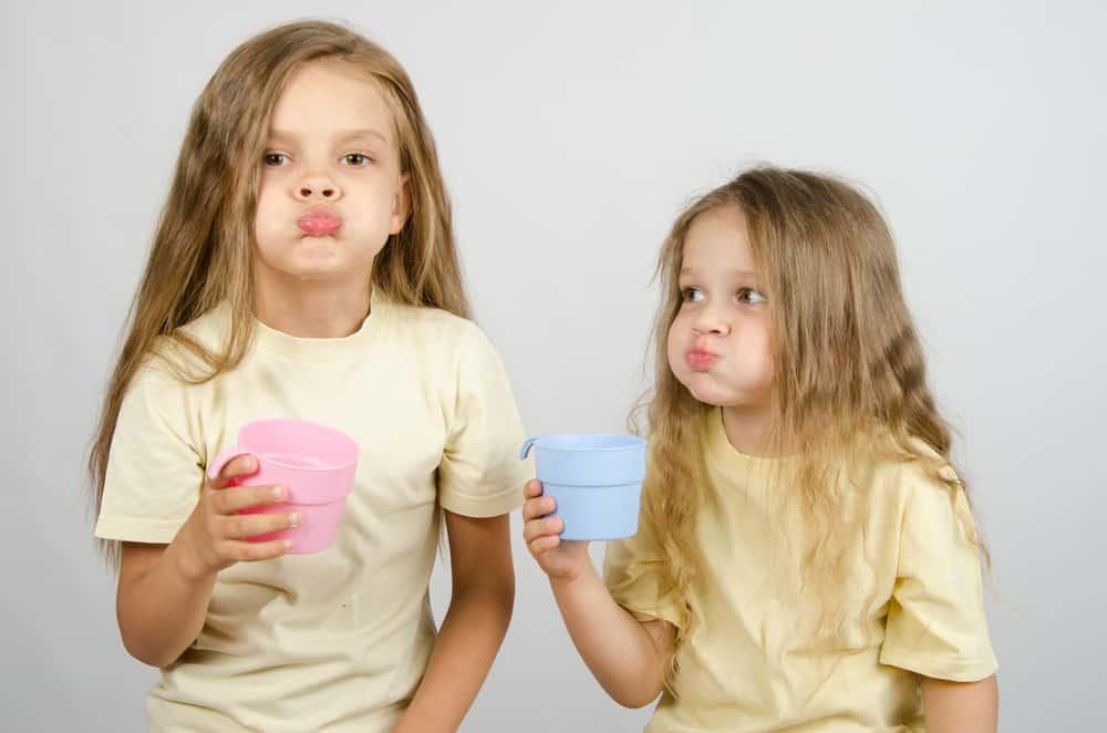 trẻ bị tay chân miệng bôi thuốc gì