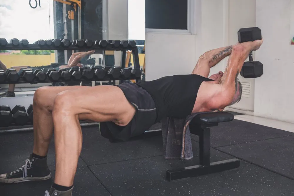 Bài tập Dumbbell Pullover (Kéo tạ nằm)