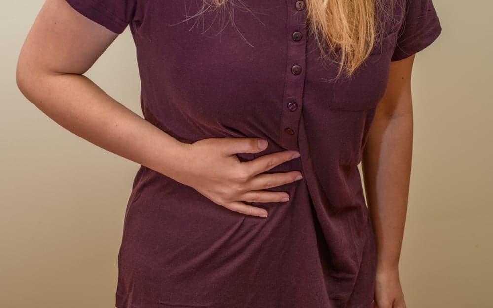  bị đau bụng trên rốn sau khi ăn do viêm tụy cấp