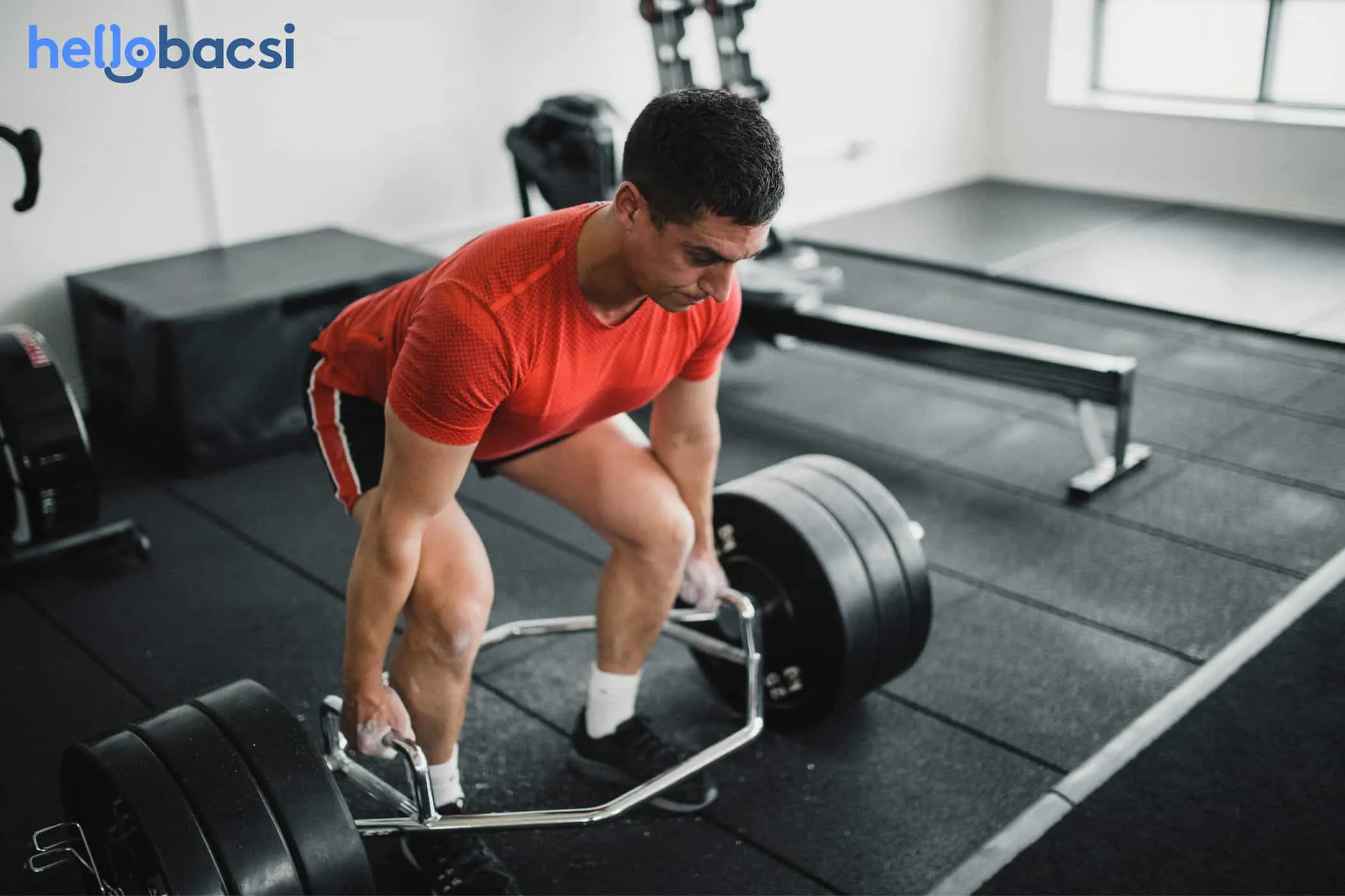 Tập lưng xô với bài Deadlift cùng trap bar