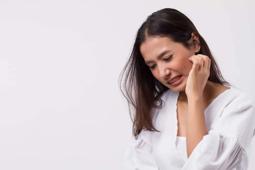 da mặt bị ngứa sần sùi phải làm sao