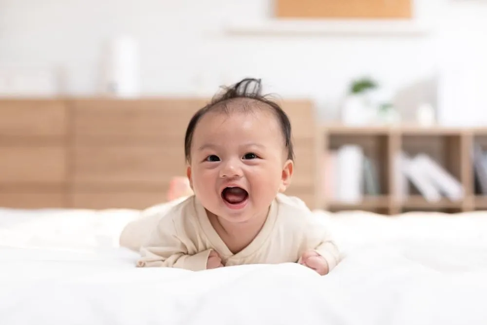 trẻ mấy tháng biết trườn: dấu hiệu trẻ biết trườn