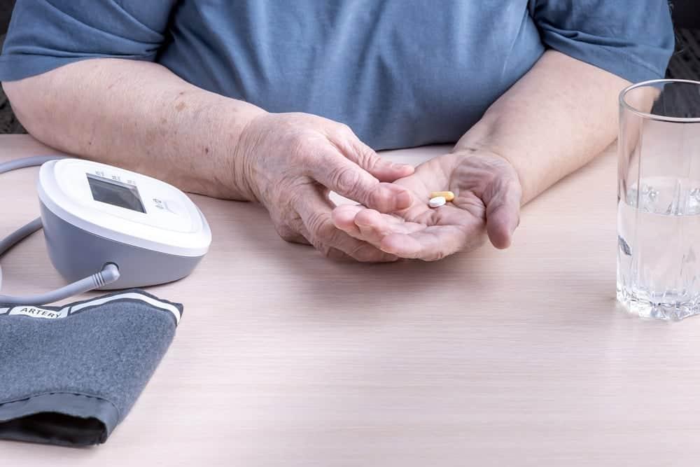 cách hạ huyết áp cho người lớn tuổi bằng thuốc