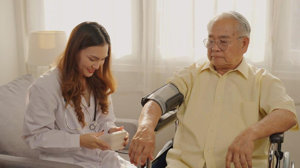 Theo dõi để điều chỉnh cách hạ huyết áp cho người lớn tuổi