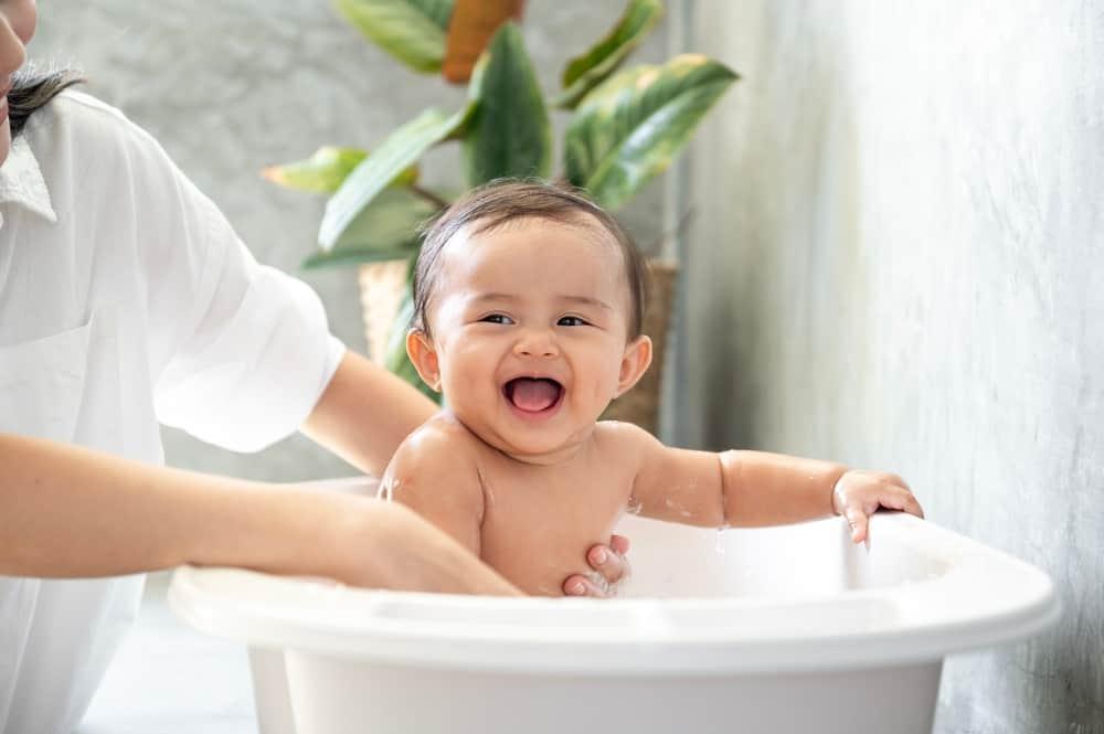 trẻ bị sốt phát ban có được tắm không