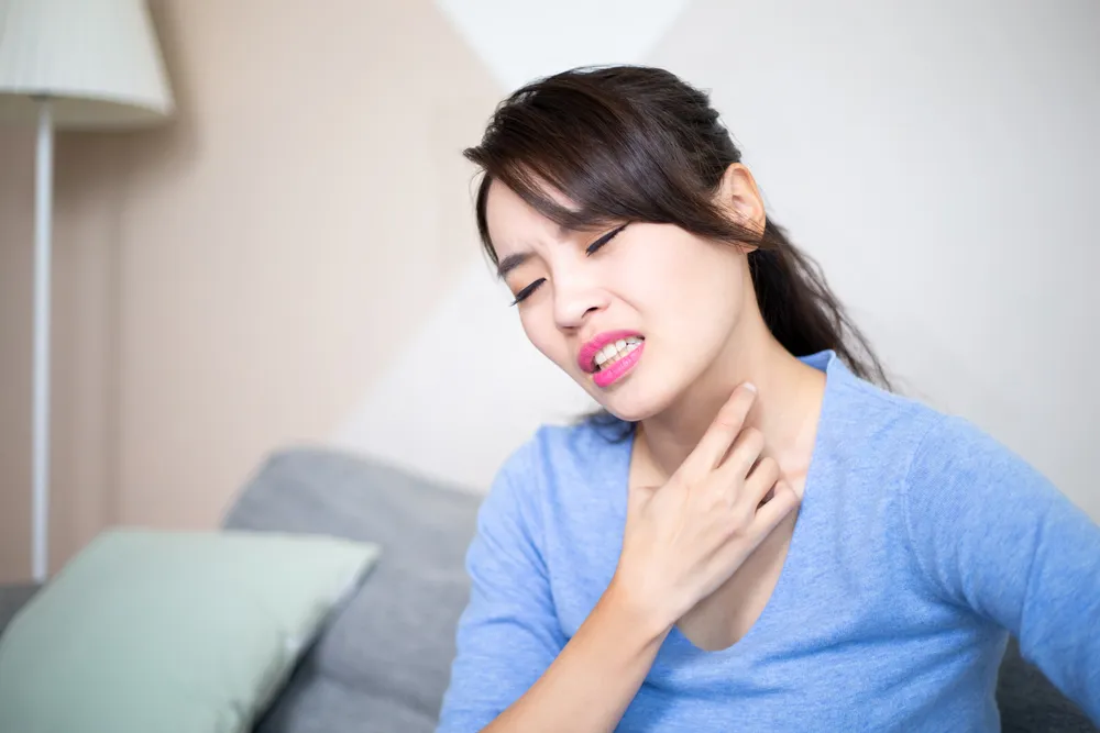 Bị đau ở cổ họng bên phải do viêm amidan