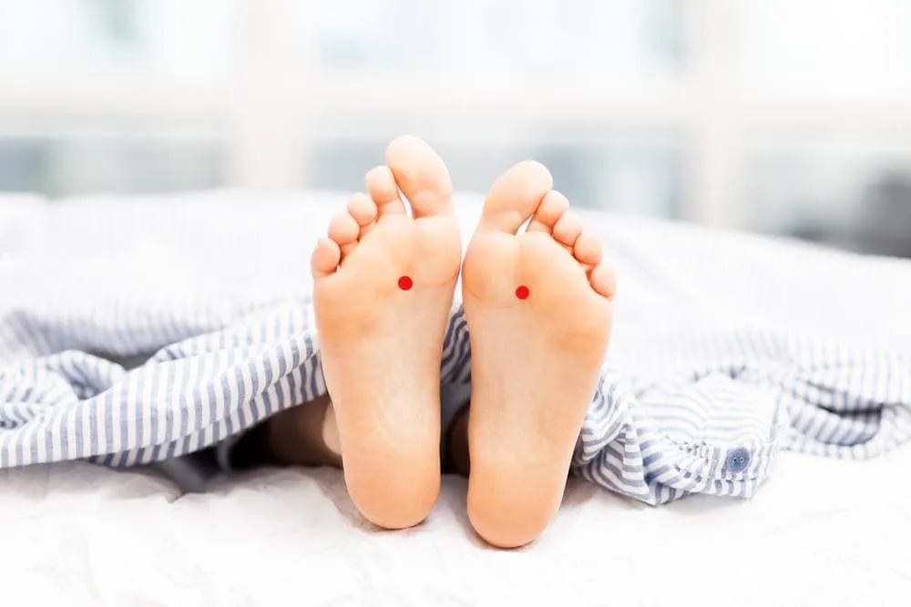 Cách bấm huyệt trị ho: huyệt dũng tuyền