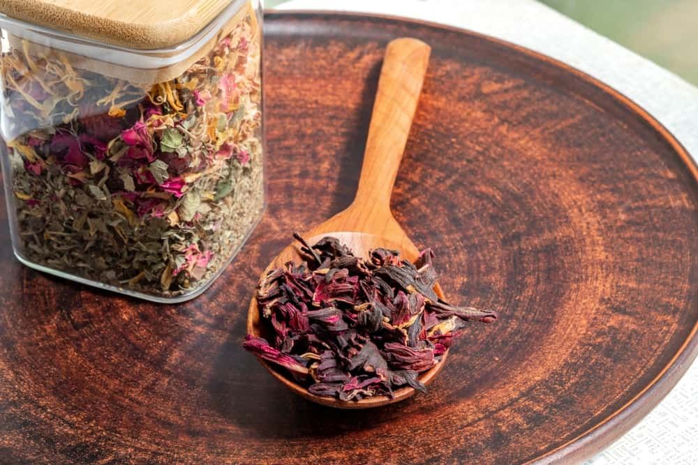 gan nhiêm mỡ nên uống nước lá gì: trà atiso đỏ