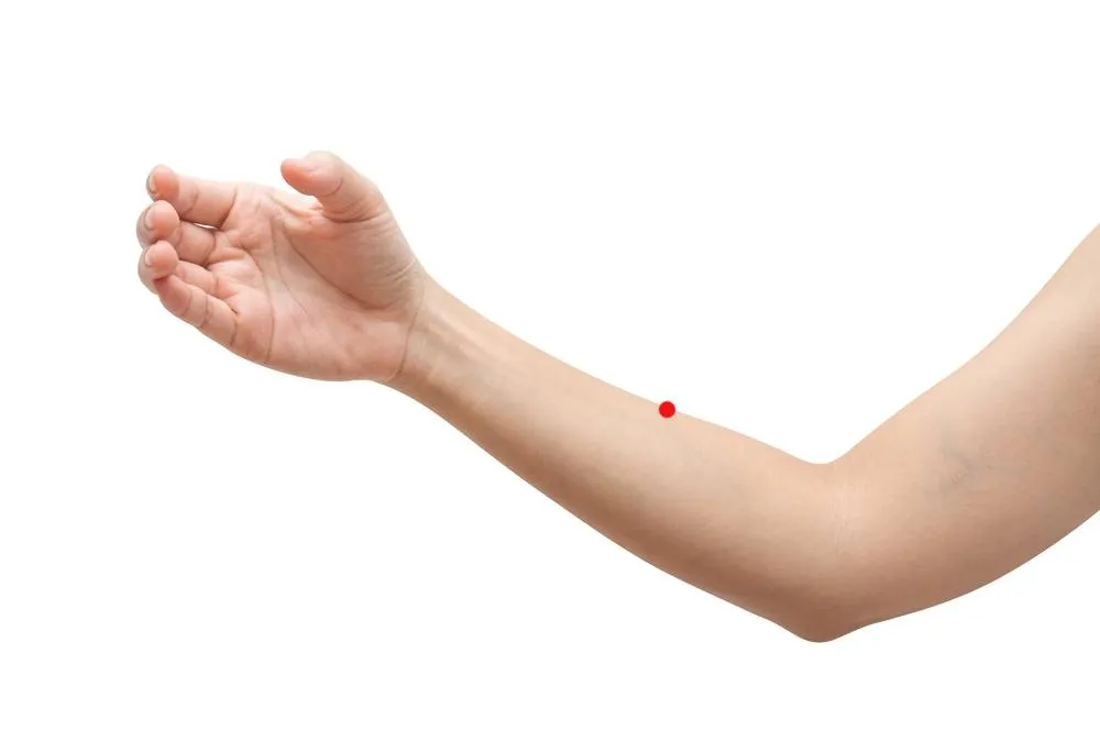 Bấm huyệt trị ho: huyệt khổng tối