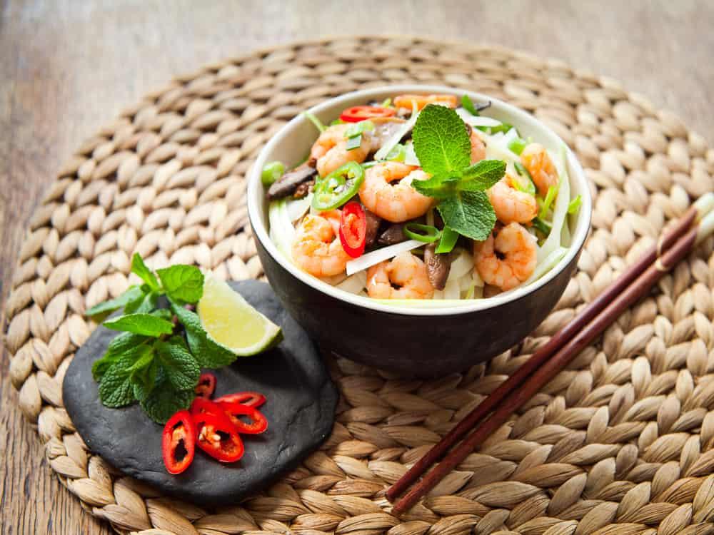 Sau sinh ăn tôm được không và những lưu ý 