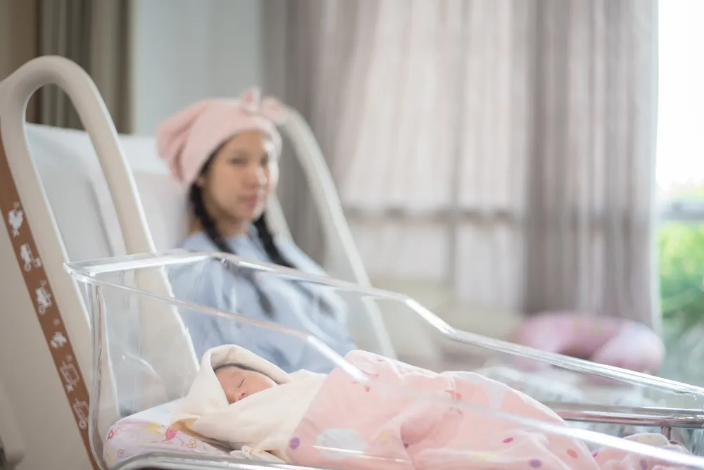 Bà bầu có nên đi thăm bà đẻ không? Tại sao cần kiêng?